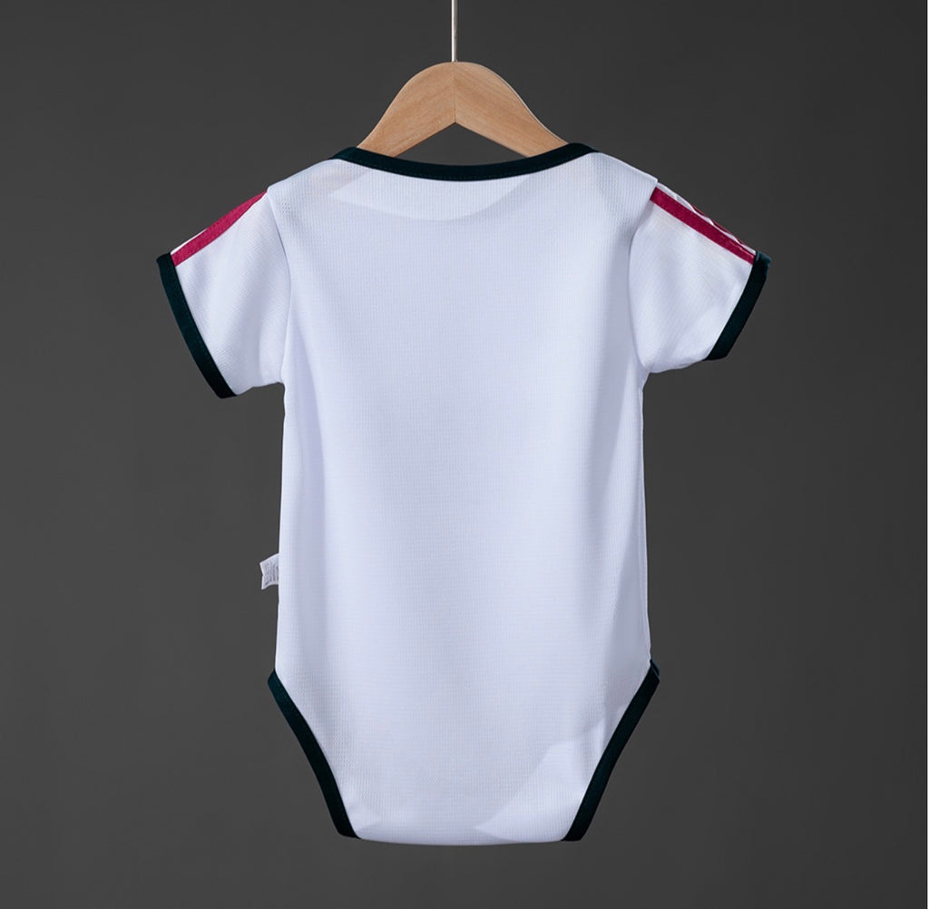 Tenue domicile bébé du Real Madrid 2026-27